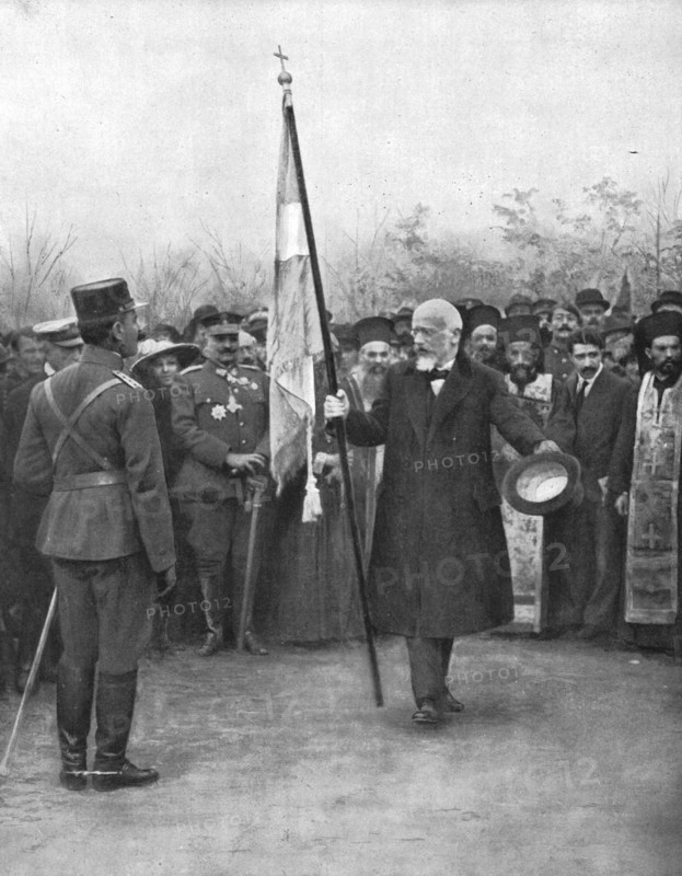 'Ceux qui ont releve le drapeau de la Patrie Hellene; M. Venizelos remet au colonel..., 1916. Creator: Unknown.