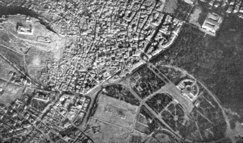 'Athenes vue en avion; L'Acropole. Le Zappeion et le Palais de Roi', 1916. Creator: Unknown.