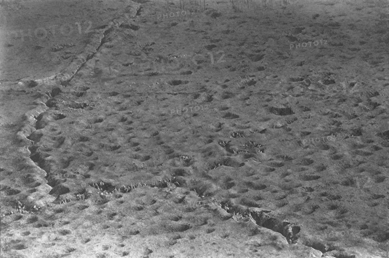 'A cent cinquante metres au-dessus de la bataille; progression dans les trous d'obus', 1916. Creator: Unknown.