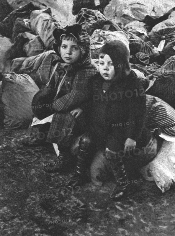 'Les rapatries du Nord de la France a annemasse (Haute-Savoie); Deux petits enfants..., 1916. Creator: Unknown.