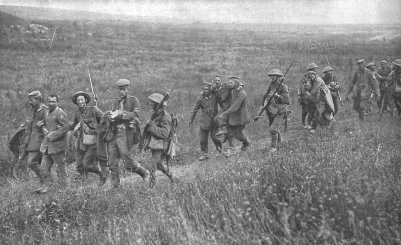 'Les Succes Britanniques au Nord de la Somme; Prisonniers allemands blesses..., 1916 (1924) Creator: Unknown.