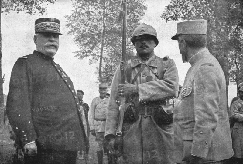 'Autour de la Bataille; Le colonial Mathieu Jouy photographie entre le general Joffre..., 1916 (1924 Creator: Unknown.