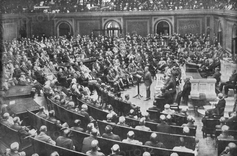 'Le general Pershing au parlement American; devant le Senat et la Chambre des..., 1919. Creator: Underwood & Underwood.