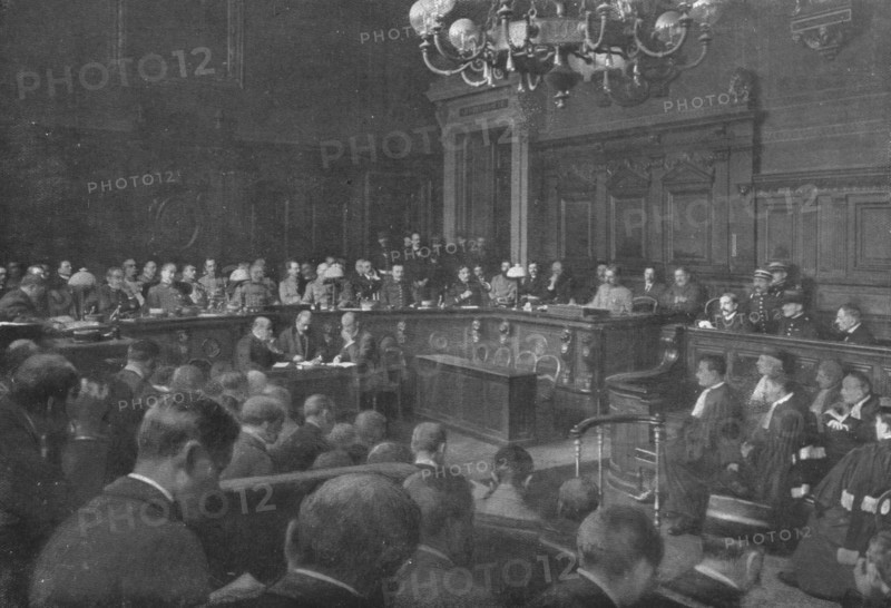 'Le defaitisme et les grands proces; la premiere audience du Conseil de guerre appele..., 1918. Creator: Unknown.