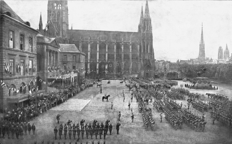 L'appel des morts; le 21 aout 1919, a Rouen, sur la place de l'hotel-de-Ville, la 5e div..., 1919. Creator: Unknown.