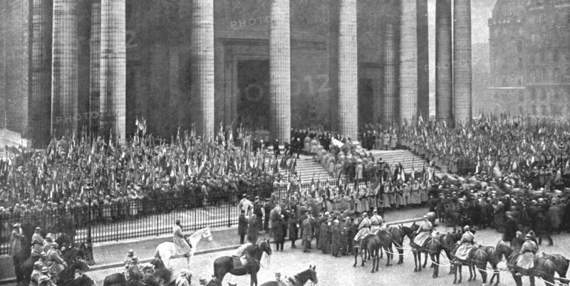 'L'apotheose du Soldat; le 11 novembre 1920, le cercueil du Soldat, porte par huit..., 1920. Creator: H Manuel.