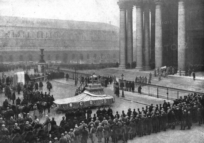 'L'apotheose du Soldat; le cercueil du Soldat sort du Pantheon: sur la place, le canon de..., 1920. Creator: Unknown.
