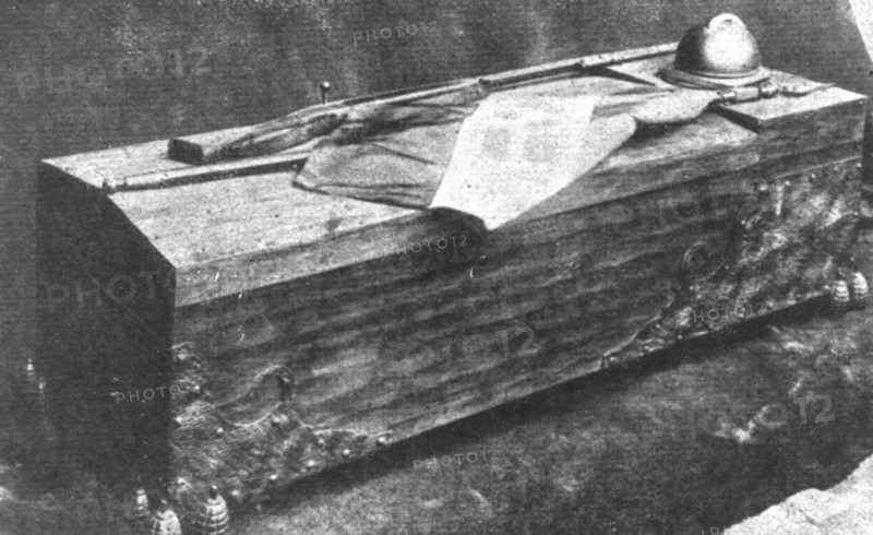 'Le "Soldat Inconnu" italien; le cercueil, tel qu'il repose sous l'Autel de la Patrie',1921. Creator: Unknown.