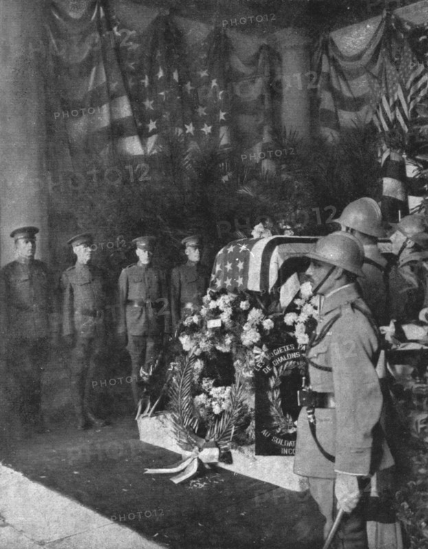 'Le "Soldat Inconnu" Americain; la chapelle ardente ou le corps reposa d'abord a l'hotel..., 1921. Creator: Unknown.