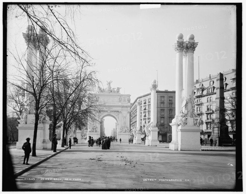 Dewey Arch, New York, between 1899 and 1901. Creator: Unknown.
