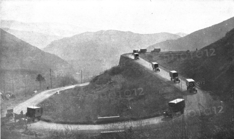 'Au Volant; Convoi automobile franchissant les Vosges pour descendre en Alsace', 1918. Creator: Unknown.