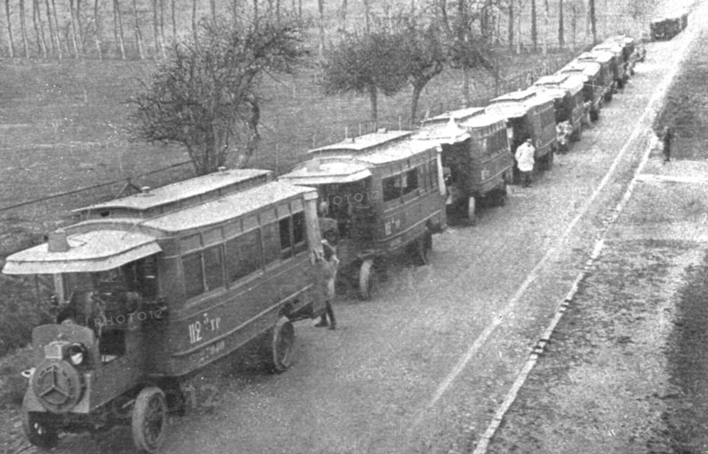 'Au Volant; les autobus de Paris affectes aux transports de troupes', 1918. Creator: Unknown.