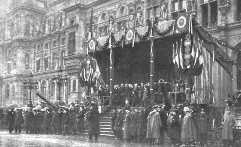 'Les Heures Triomphales: La premiere fete, le 20 octobre 1918; devant l'Hotel de Ville de..., 1918. Creator: Unknown.