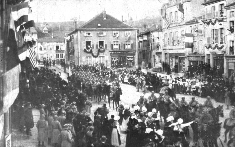 'La patrie retrouvee; A Morhange, le 18 novembre: de jeunes Lorraines fleurissent les..., 1918. Creator: Unknown.