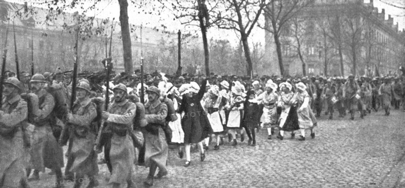 'A Metz; L'entrée des Francais, le 19 novembre 1918: au defile des troupes se sont..., 1918. Creator: Unknown.