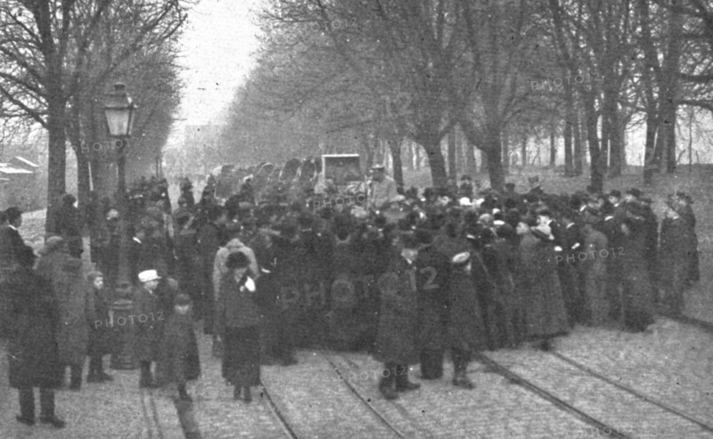 'Journees inoubliables a Strasbourg; Le 21 novembre, a 8 heurs du matin, les premiers..., 1918. Creator: Unknown.