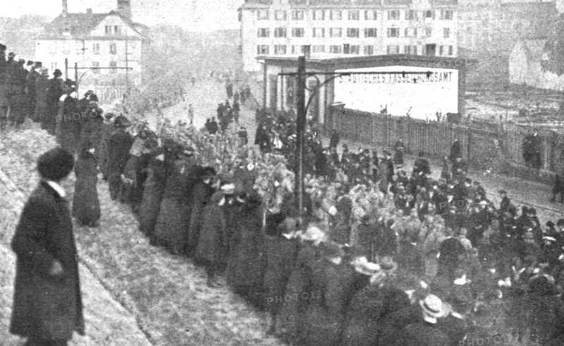 'Journees inoubliables a Strasbourg; Le meme jour, trois bataillons d'infantrerie viennent..., 1918. Creator: Unknown.