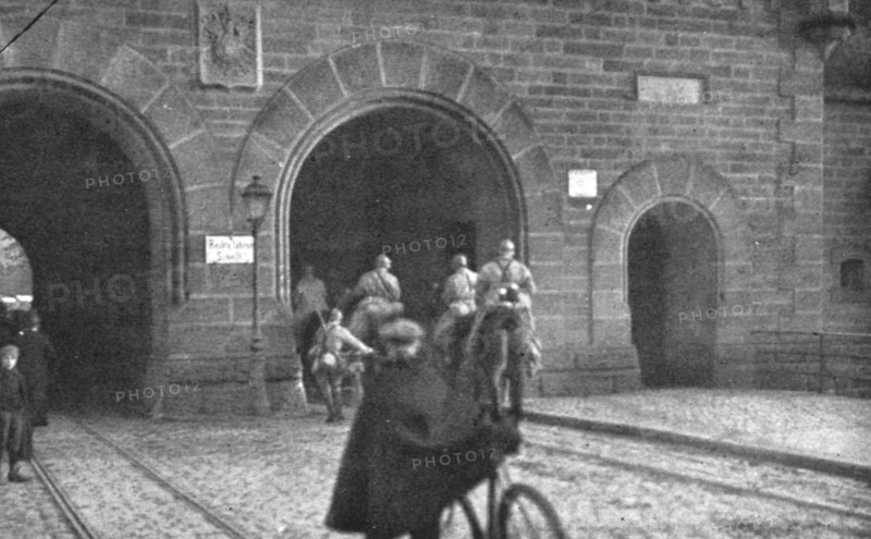 'Journees inoubliables a Strasbourg; Un peloton de cavalerie entre a son tour par la..., 1918. Creator: Unknown.