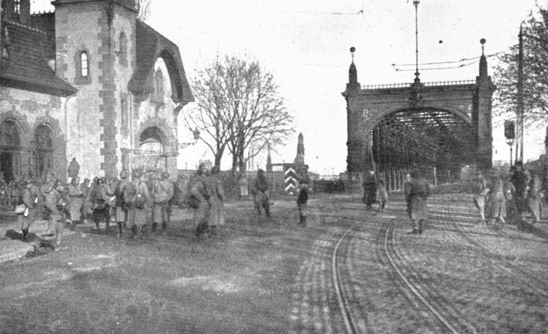 'Journees inoubliables a Strasbourg; Le poste de garde francais charge de la surveillance..., 1918. Creator: Unknown.