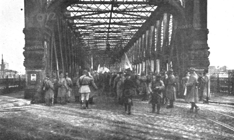 'Journees inoubliables a Strasbourg; Premiers prisonniers francais rentrant d'Allemagne..., 1918. Creator: Unknown.
