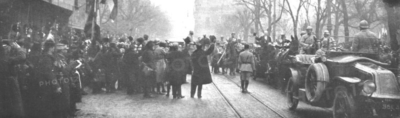 'Les fetes du 9 decembre 1918 a Strasbourg; Le President acclame au depart de l'Hotel de Ville',1918 Creator: Unknown.