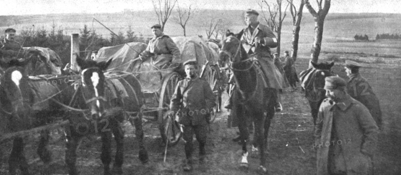 'Ils S'en Vont; Convoi conduit par un officier', 1918. Creator: Unknown.