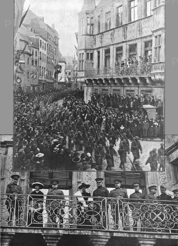 'Les Americains dans le Luxembourg; A Luxembourg, sur le balcon du Palais, aux cotes... 1918. Creator: Unknown.