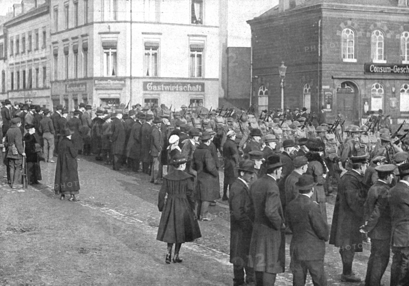 'Les Americains en terre allemande; Le 1er decembre, les habitants de Treves, en hais..., 1918. Creator: Unknown.