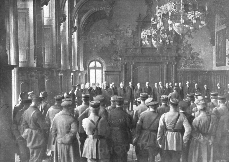 'A Mayence et a Wiesbaden; le 15 decembre 1918, dans la salle d'honneur de l'Hotel de Ville..., 1918 Creator: Unknown.