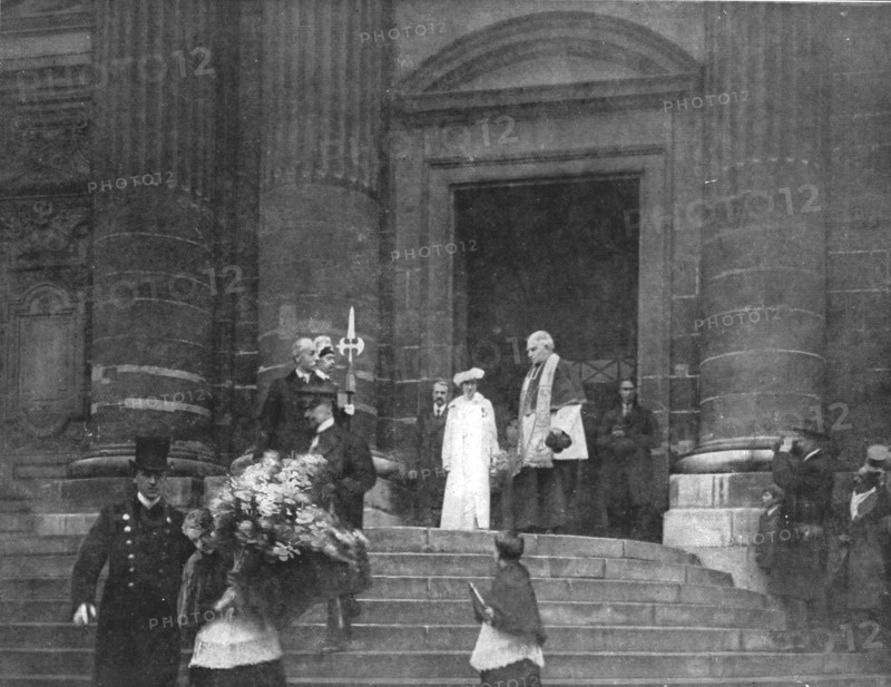 'Les chefs d'etat Allies a Paris; La reine Elisabeth sortant de Saint-Gervais, l'eglise..., 1918. Creator: Unknown.