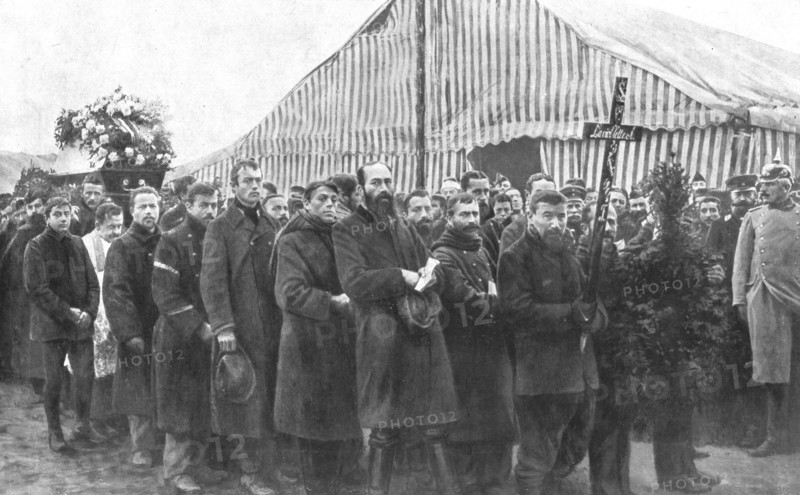 'Internes en Allemagne; au camp de concentration de parchim: le corps d'un interne Francais..., 1917 Creator: Unknown.