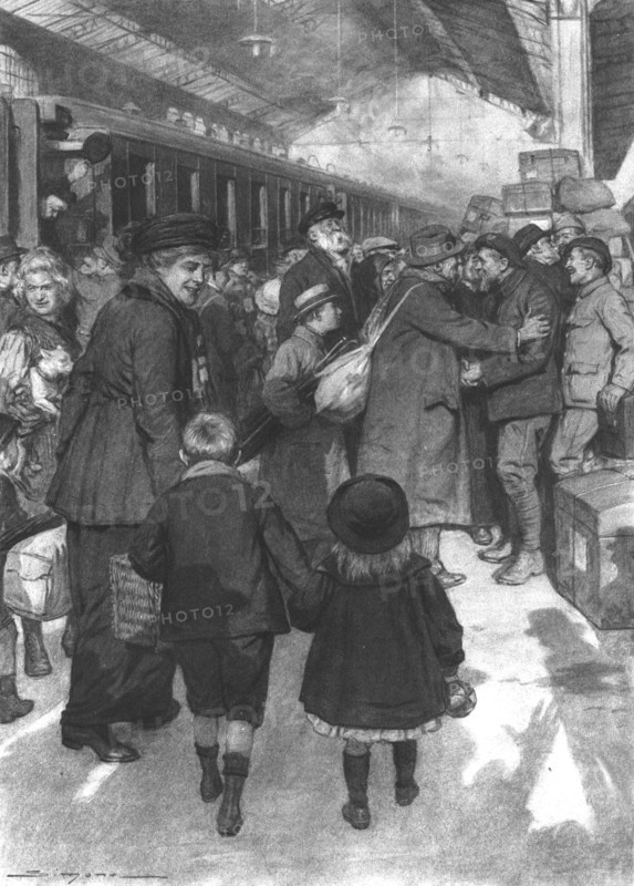 'Rapatries; l'arrivee d'un train a Evian: des territoriaux de service sur le quai sont..., 1917. Creator: J Simont.