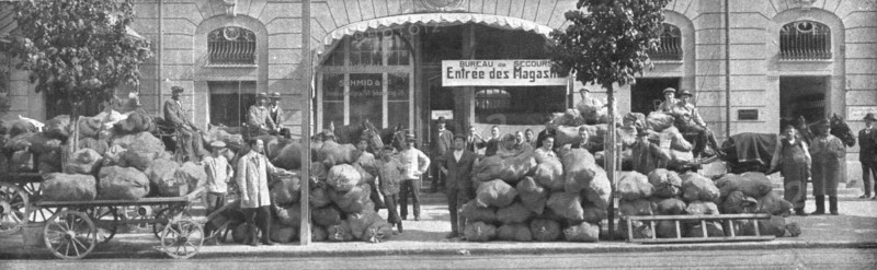 'La Suisse hospitaliere; les magasins du Bureau de secours aux prisonniers de guerre, a Berne'. Creator: Unknown.