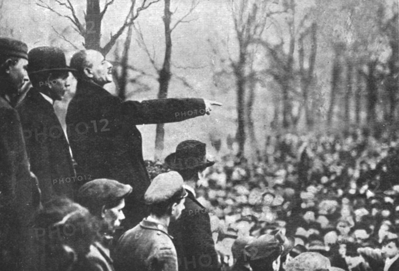 'La Nouvelle Europe; la guerre civile a Berlin; Liebknecht harangue la foule massee "Sous...',1918. Creator: Unknown.