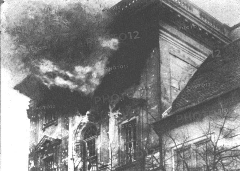 'La Nouvelle Europe; la guerre civile a Berlin; Eclatement d'un obus au deuxieme etage..., 1918. Creator: Unknown.