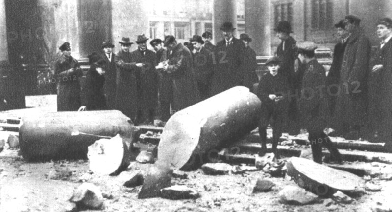 'La Nouvelle Europe; la guerre civile a Berlin; colonne du monument de Guillaume 1er..., 1918. Creator: Unknown.