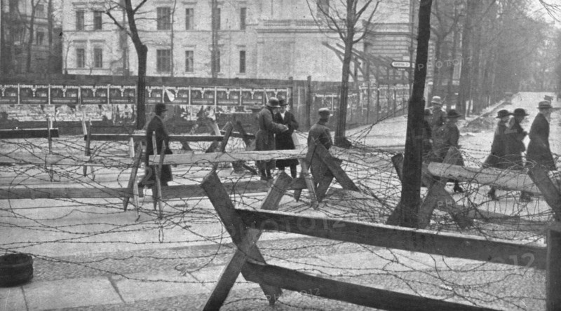 'La Nouvelle Europe; la guerre civile a Berlin; du 5 au 11 janvier 1919 a Berlin; reseau..., 1919. Creator: Unknown.