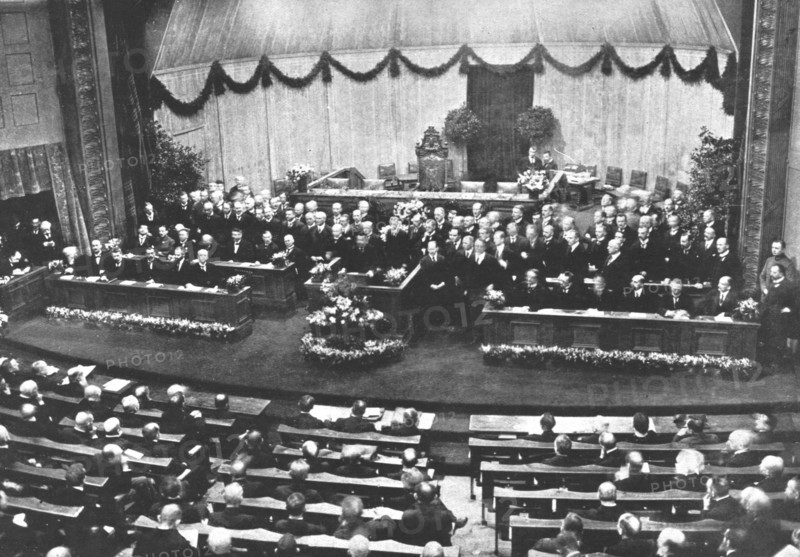 'La Nouvelle Europe; la constituante Allemande; Premiere séance solennelle de l'Assemblee..., 1919. Creator: Unknown.
