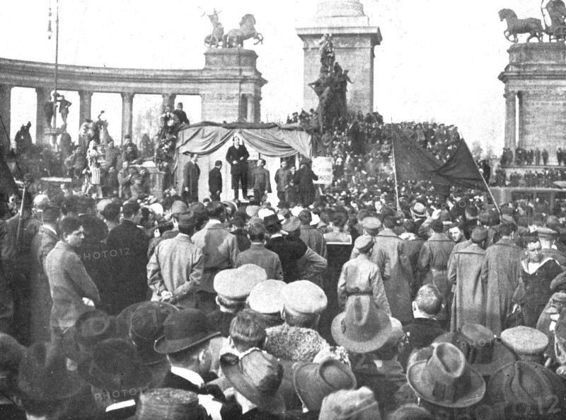 'La Nouvelle Europe; La propagande en Hongrie; A Budapest, devant le monument du Millenaire.., 1919. Creator: Unknown.