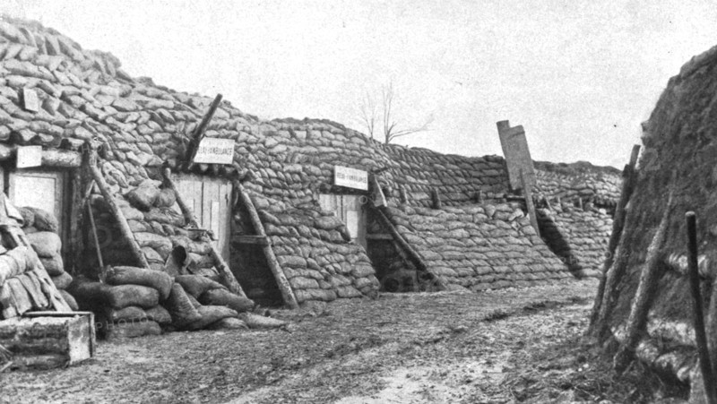 'Un relais d'ambulance modele; Le premier abri a gauche, portant l'inscription "Relais..., c1916. Creator: Unknown.