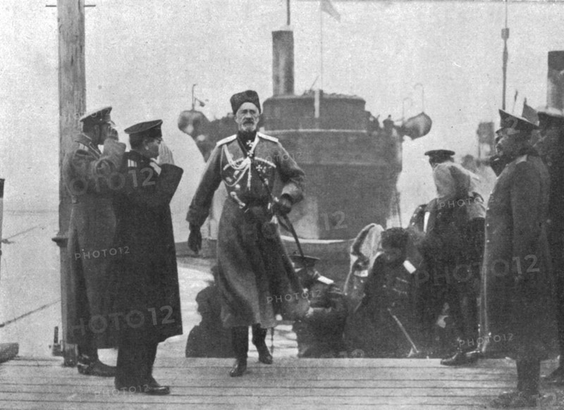 'Le grand-duc Nicolas, vice-roi du Caucase, debarquant a Batoum, le 14 avril, apres une..., 1916. Creator: Unknown.