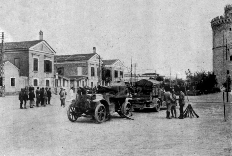 ''L'etat de siege a Salonique; Auto-canon en batterie pres de la Tour Blanche', 1916. Creator: Unknown.