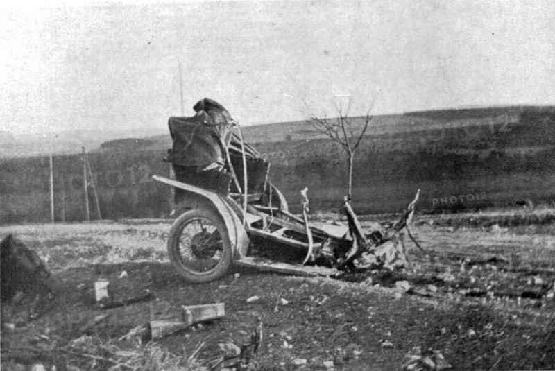 'Les Automobiles militaires au peril et a l'honneur; automobile de liaison fracassee..., 1916. Creator: Unknown.