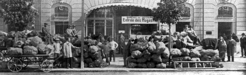 'Les envois de pain; aux prisonniers de guerre: devant les magasins du Bureau secours..., 1916. Creator: Unknown.