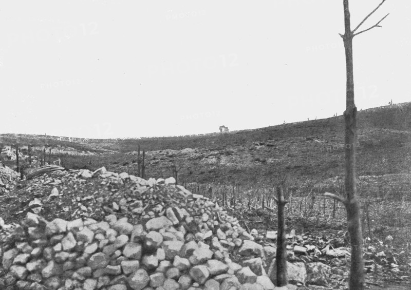 'La silhouette de la ruine de Thiaumont. L'ouvrage de Thiaumont est situe aux abords Sud..., 1916. Creator: Unknown.