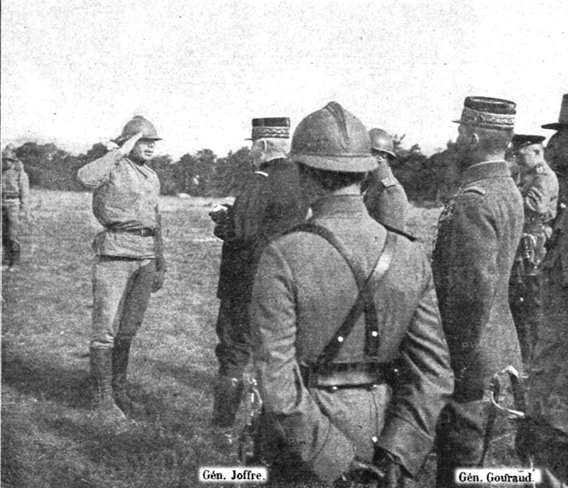'Visite du general Joffre aux troupes Russes en Champagne; Le general en chef felicite un..., 1916. Creator: Unknown.