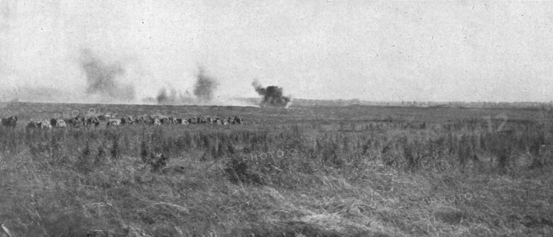 'La Bataille de la Somme; En terrain reconquis: une batterie francaise d'artillerie de..., 1916. Creator: Unknown.