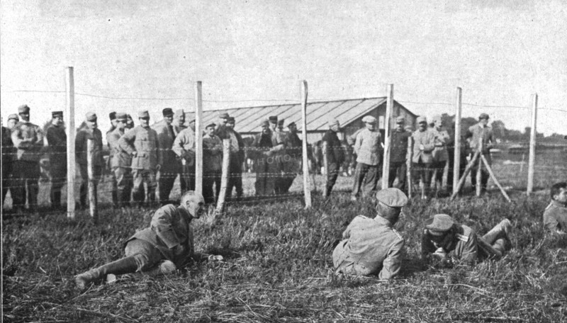 'La Bataille de la Somme; Group d'officiers allemands prisonniers: celui de gauche, la face..., 1916 Creator: Unknown.