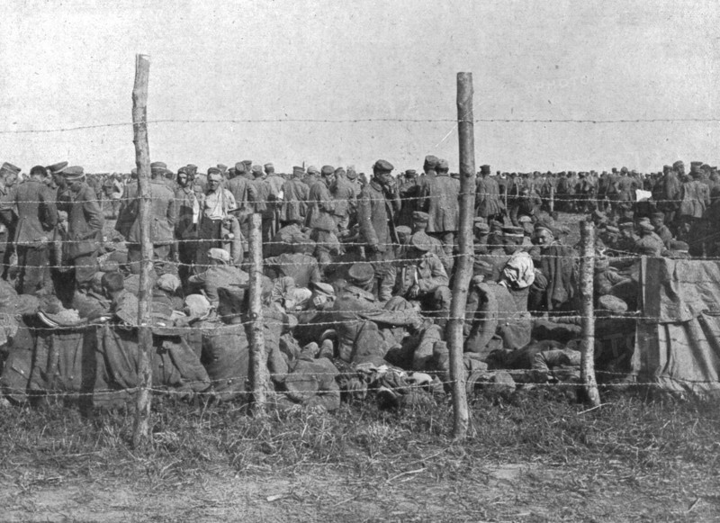 'La Bataille de la Somme; L'enclos ou les prisonniers de la premiere journee d'offensive..., 1916. Creator: Unknown.