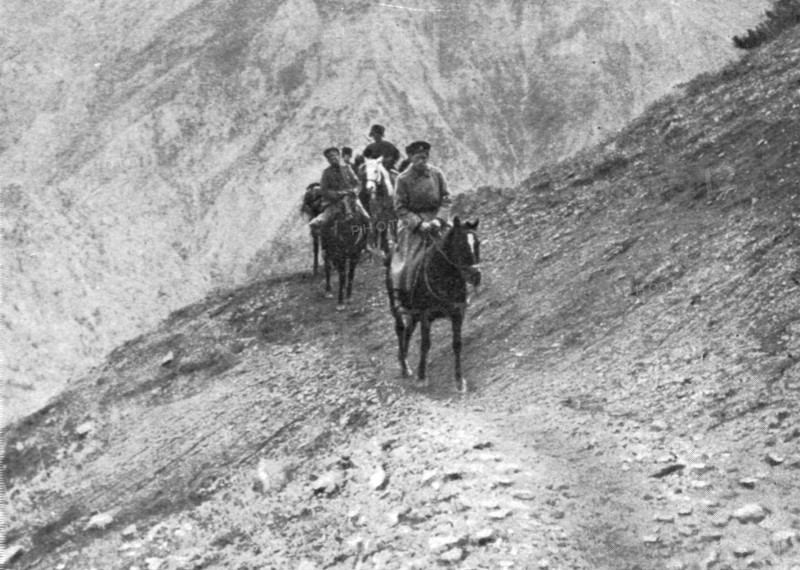 ''Le front russe d'asie; Cavaliers en reconnaiccance dans les montagnes du Kop-Dagh', 1916. Creator: Unknown.